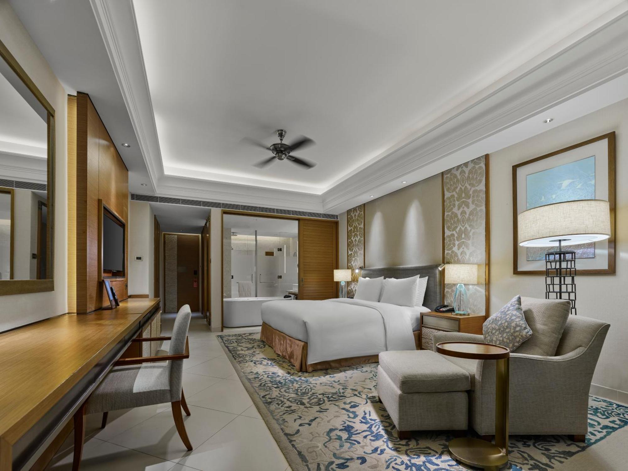 Hilton Haikou Meilan - Beachfront Hotel Экстерьер фото